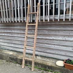 古い木製のはしご　梯子　古道具　ディスプレイに