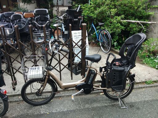 ｄ38お子様と土日も土足のまま、いろいろなタイプの電動自転車のご試乗可能です。  ️電動自転車・リサイクル専門店　　ご試乗をしてから、ご購入できます。  ２０インチ、チャイルドシート、２人乗り、３人乗り、１人乗り電動自転車  バカ良心的な電動自転車屋１００日間・安心の無料点検・️無料交換保証サービス付き  後ろチャイルドシートを大きめのかごに変更のオプション無料です。  バッテリーは新品の９０％以上の性能です。  １回の充電で３０Ｋｍ程度走行可能