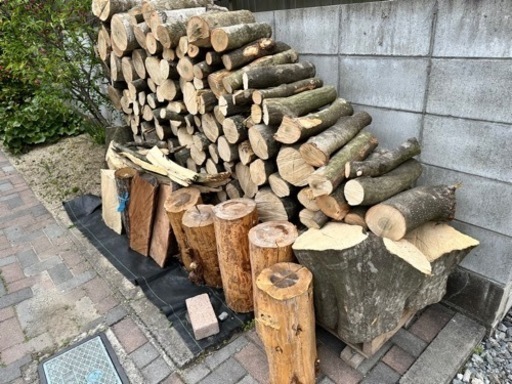 薪屋さんの原木玉切\n