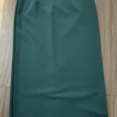 ユニクロ　キレイなグリーンナロースカート