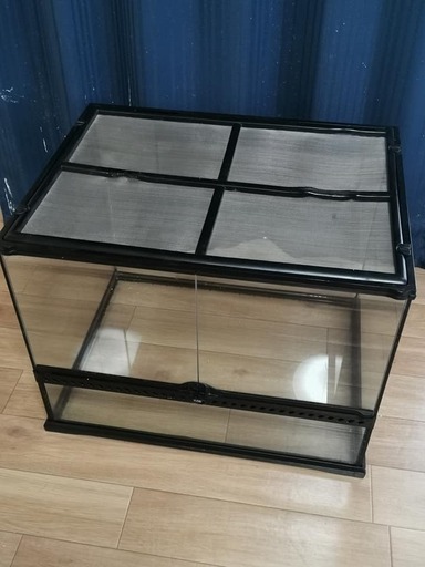 大きなゲージに買い替えするなら!15,000円から大幅値下げ☆☆☆新品でペットショップで買うと　　4万8千円相当めっちゃお得です！！ジェックスの爬虫類向きのゲージ　グラステラリウム6045   爬虫類が今すぐ飼える中古のセットが揃っています
