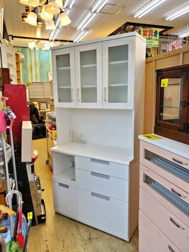 横幅100㎝ ニトリ NITORI キッチンボード ダリア 奥行42cm×高さ200cm■3枚ガラス扉 (耐震ロック付き) 引き出し3個 スライドテーブル 下1枚扉 コンセント3口 ホワイト (鏡面仕上げ 木目模様) レンジボード 食器棚■近隣配送無料 買取帝国 朝霞店