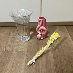 花瓶 2個 & 黄色の造花1束