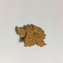 木製　花のブローチ　ファッション アクセサリー ブローチ