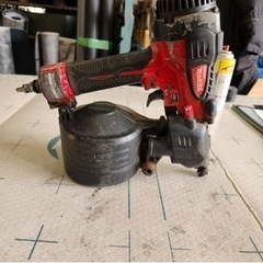 高圧　マキタ65ｍｍ　釘打ち機AN610H　所々塗料の付着有り　動作確認済