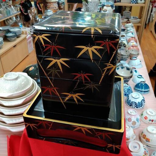 最高級品！　新品　日本製　木製　漆塗り　四段重　台付き　22万円を半額に