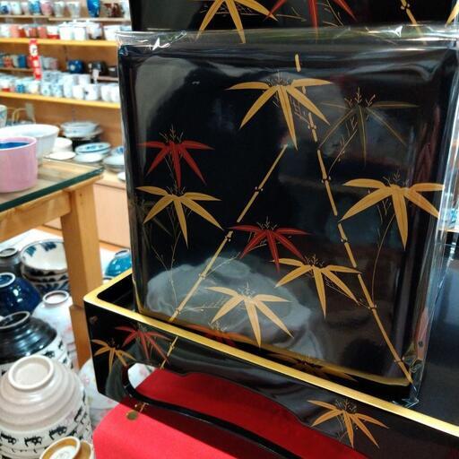 最高級品！　新品　日本製　木製　漆塗り　四段重　台付き　22万円を半額に 最高級品！ 新品 日本製 木製 漆塗り 四段重 台付き 22万
