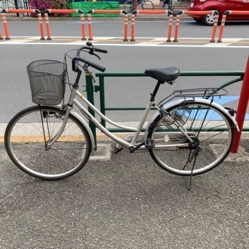 期間限定・特別価格自転車 La famiglia 26インチ シルバー 中古 カゴ、鍵付き 変速無し
