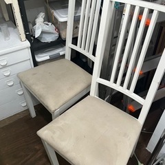 白い椅子二脚