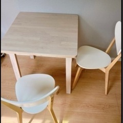 IKEA 
2〜3人掛け　ダイニングテーブル