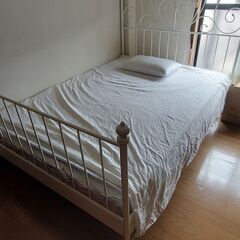 White Ikea Bed 金属製のベッド