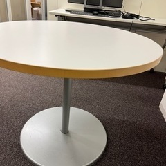 白い丸テーブル