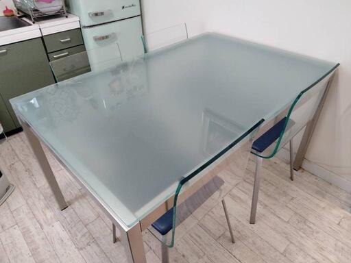 ガラステーブル(calligaris)とアクリルチェア(AIDEC)４脚セット