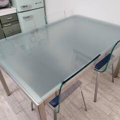 ガラステーブル(calligaris)とアクリルチェア(AIDEC)4脚セット