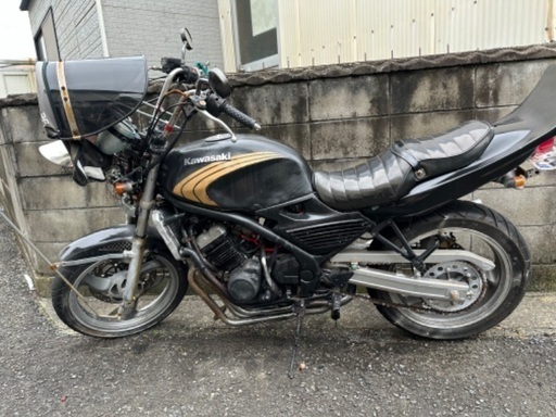 バリオス２５０　２型　黒赤エナメル　三段シート　６０ｃｍ/補強入り ZR250B バリオス2型 白赤エナメル 三段シート 60cm/GSX250FX補強入り