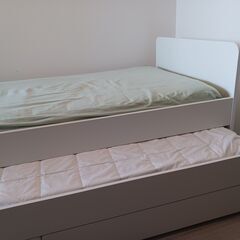 ベッド　アンダーベッドと収納付き　ホワイト　（２０２３年４月購入）