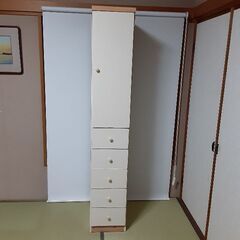 スリムな収納家具