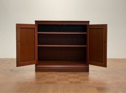 人気のkarimoku60+(カリモク60+)よりオーク材チェスト。レトロな雰囲気