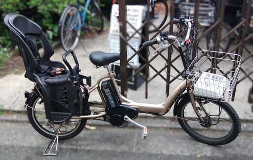 ｂ65バカ親切な電動自転車屋土日もお子様と土足のままご試乗可能です。  ️２０インチ、チャイルドシート、３人乗り、２人乗り、１人乗り、電動アシスト自転車  バッテリーは、新品の９０％以上の性能を保持していて、コンディション良好です。  １回の充電で３０ｋｍ以上の走行が可能です。山手線を半周するくらい走行可能です。  ️オプション無料。後ろチャイルドシートをかごに変更して１人乗りに変更も可能です。  ２０インチ、チャイルドシート、３人乗り、２人乗りなど、在庫は２０台以上あります。