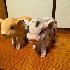 豚の置き物2匹