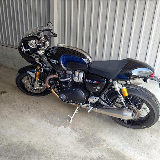 トライアンフ スラクストンRS1200トラックレーサ レジェンドの進化