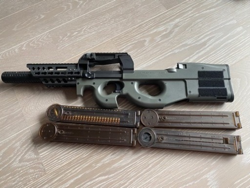 P90電動ガン　マガジン付き