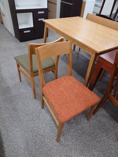 木製ベンチ ベージュ系 布地とテーブル 木製ベンチ ベージュ系 布地と