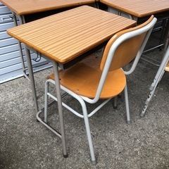 数セットあります！古い学校の机と椅子 デスク イス カフェ什器 ...