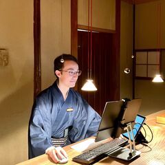 京都・祇園のラグジュアリーホテルフロント