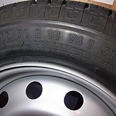 旧い ルノー 用 スチールホイール 13インチ 13x4.50 タイヤ付き Twingo1 未使用スペア 1 【純正部品】 1998年頃 Super5 Express 使用可 旧い ルノー 用 スチールホイール 13インチ 13x4.50 タイヤ付き