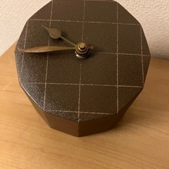 アンティークな陶器の素材の置き時計