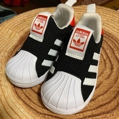 adidas キッズスニーカー