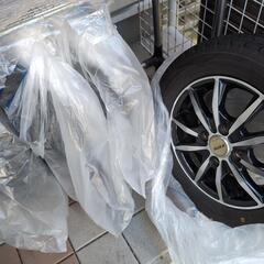 車のパーツ タイヤ、アルミホイール