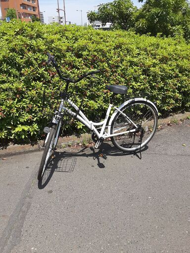 リサイクルショップどりーむ天保山店　No1141　自転車　白　６段階ギア　ライト付　カゴ付き　折り畳み可能　２６インチ