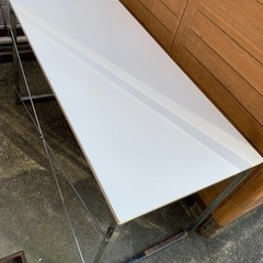 白のダイニングテーブル