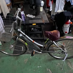 【ネット決済・配送可】シルバーの自転車を売ります。チェンがベルト...