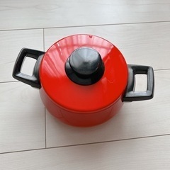 レトロな赤い鍋