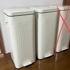 ゴミ箱　白　ホワイト　30L ペダル開閉式　ふた付き