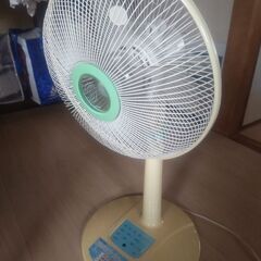 扇風機 (高さ調整の所が壊れてます)