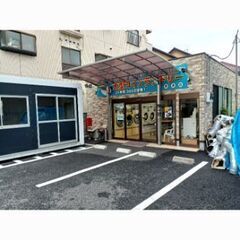 コインランドリーの屋根や、駐車場の屋根にソーラーパネルを貼…