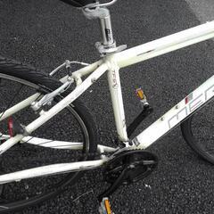中古自転車３０１６ 前後タイヤ新品！　２０１３年モデル　メリダ　CROSSWAY　TFS50R　AMW5463　７００×３５C　３×７段ギヤ　アルミフレーム　ワイヤー錠　ライトは付属していません　フレームサイズ４６０㎜　身長１６０㎝から１８０㎝
