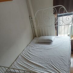 White Ikea Bed 金属製のベッド