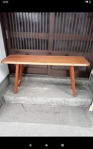 木製展示台テーブル　幅約１３８cm奥行約３４cm　高さ約７０cm