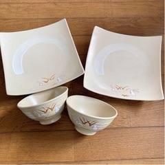 うさぎ柄茶碗2個と正方形平皿2枚