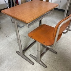 学校の椅子とテーブル