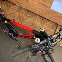 【GIANT CROSTAR前後タイヤ新品！ 】アルミフレーム　2×8速　700×28cクロスバイク　ブラック×レッド