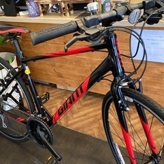 【GIANT CROSTAR前後タイヤ新品！ 】アルミフレーム　2×8速　700×28cクロスバイク　ブラック×レッド