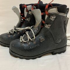 SCARPAの冬用登山靴　サイズは24㎝　アイゼン付き