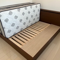 ベッド　クィーンサイズ