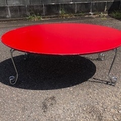 赤いテーブル